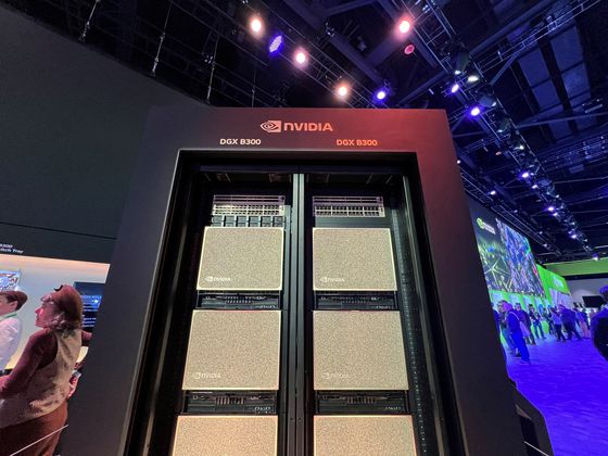 지난 3월 19일(현지시간) 미국 캘리포니아주 새너제이에서 열린 엔비디아 GTC 개발자 콘퍼런스에 전시된 최신 인공지능(AI) 칩이 탑재된 데이터센터 서버 및 부품. 로이터=연합뉴스