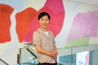 오스트리아 빈 현대미술관(Mumok) 로비의 영구설치 벽화 ‘금강산’ 앞의 윤종숙. 사진 Mumok