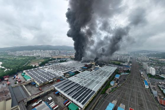 17일 오전 발생한 광주 광산구 금호타이어 광주공장 화재 모습. 뉴스1