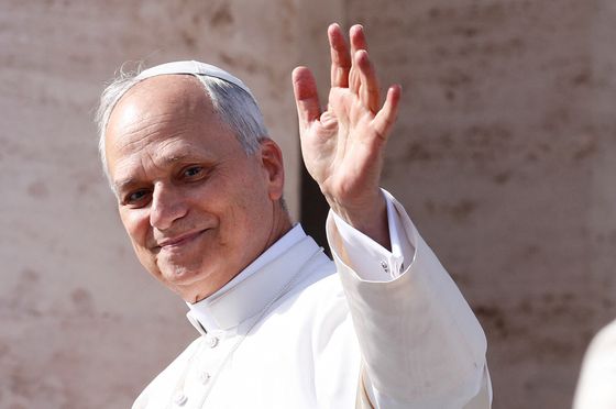 교황 레오 14세가 18일(현지시간) 바티칸 성 베드로 광장에서 열린 첫 미사를 앞두고 교황청에서 신자들에게 손을 흔들고 있다. 로이터=연합뉴스