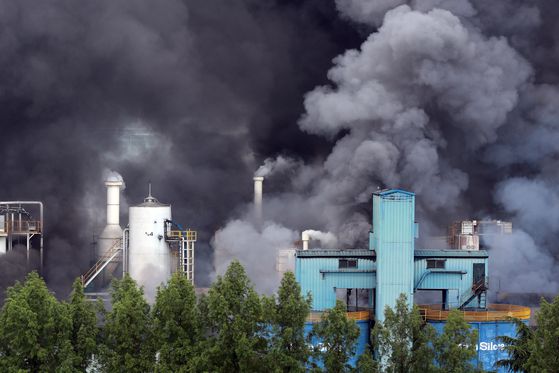 지난 17일 오전 7시 11분 광주 광산구 소촌동 금호타이어 광장공장에서 화재가 발생해 소방당국이 진화 작업을 하고 있다. 뉴스1