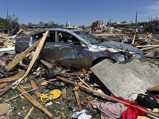 17일(현지시간) 켄터키주 런던에서 폭풍으로 가옥과 차량이 파괴돼있다. AP=연합뉴스