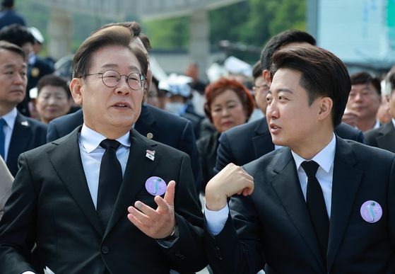 이재명 더불어민주당 대선후보와 이준석 개혁신당 대선 후보가 18일 광주광역시 북구 국립 5·18민주묘지에서 열린 5·18민주화운동 45주년 기념식에서 대화하고 있다. 연합뉴스