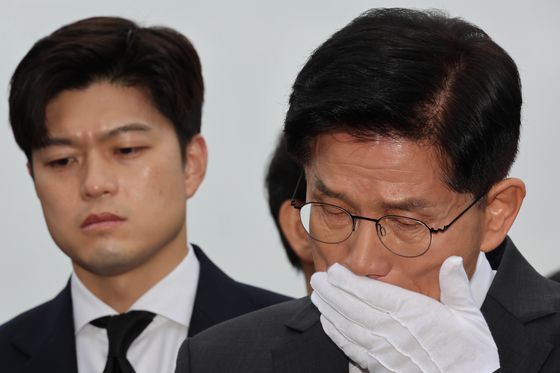 김문수 국민의힘 김문수 대통령 후보와 김용태 비상대책위원장이 17일 광주 북구 국립 5·18 민주묘지를 찾아 박관현 열사 묘역에서 참배하고 있다. 뉴스1