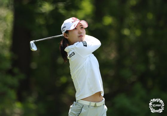 황유민은 특유의 공격적인 샷으로 첫 우승에 도전했지만 실수 없이 안정적으로 플레이한 이예원에게 간발의 차로 패했다. 사진 KLPGA