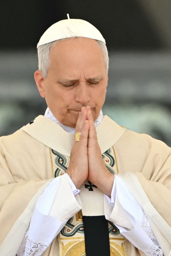 교황 레오 14세가 18일(현지시간) 바티칸의 성 베드로 광장에서 열린 즉위 미사에서 팔리움과 어부의 반지를 착용하고 기도하는 모습. AFP=연합뉴스