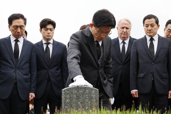 김문수 국민의힘 대선 후보가 지난 17일 광주 북구 국립5·18민주묘지를 찾아 윤상원 열사 묘역에서 참배하고 있다. 뉴스1