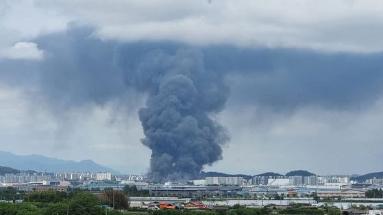지난 17일 오전 광주 광산구 송정동 금호타이어 광주공장에서 불이 나 검은 연기가 치솟고 있다. 연합뉴스