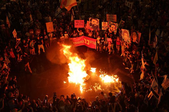 2025년 5월 17일 텔아비브 이스라엘 국방부 앞에서 전쟁 종식과 가자지구에 억류된 인질들의 석방을 촉구하는 반정부 시위 중 이스라엘인들이 불을 지르고 있다. AFP=연합뉴스