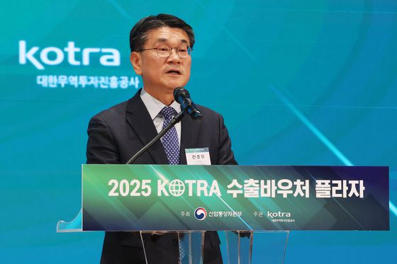 전춘우 코트라 중소중견기업본부장이 지난 3월 13일 서울 강남구 코엑스에서 열린 '2025 수출바우처 플라자'에서 수출바우처 참여기업 세미나 개회사를 하고 있다. 연합뉴스