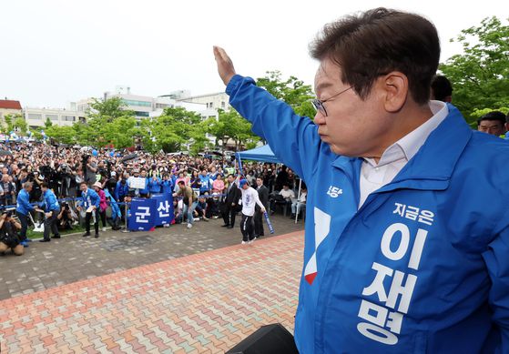 이재명 더불어민주당 대통령 후보가 16일 오후 전북 군산시 구시청광장에서 유세를 펼치기 위해 무대로 오르고 있다.뉴스1
