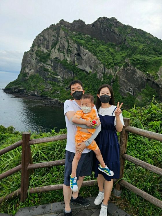 대구 달서구가 2018년 6월 이월드에서 주최한 미혼남녀 결혼 장려 프로그램 ‘사랑은 롤러코스터를 타고’에서 만나 그해 11월 결혼한 김민기(36)·신선아(36)씨 부부와 6살 아들. [사진 김민기씨]