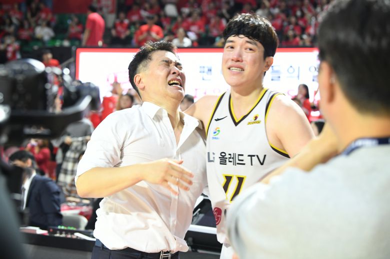 창원 LG의 우승을 합작한 허일영과 조상현(왼쪽) 감독. [사진 KBL]