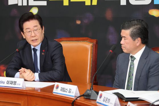 지난해 12월 16일 당시 이재명 더불어민주당 대표가 서울 여의도 국회에서 제임스 김 주한미국상공회의소(암참) 회장을 접견하고 있다. 연합뉴스