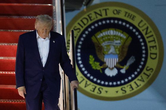 중동 순방을 마친 도널드 트럼프 미국 대통령이 지난 16일(현지시간) 메릴랜드주 앤드루스 합동기지에 도착해 대통령 전용기 에어포스원 계단을 걸어 내려오고 있다. AP=연합뉴스
