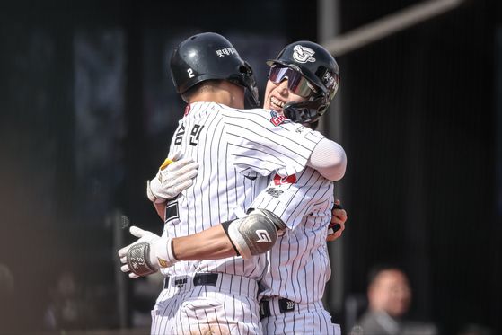 롯데 전민재(오른쪽)가 18일 사직 삼성전에서 5회 3점홈런을 터뜨리고 고승민과 기쁨을 나누고 있다. 사진 롯데 자이언츠