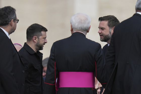 볼로디미르 젤렌스키 우크라이나 대통령(왼쪽)이 18일(현지시간) 바티칸 성 베드로 광장에서 열린 교황 레오 14세의 즉위 미사에서 JD 밴스 미국 부통령을 만나고 있다. AP=연합뉴스