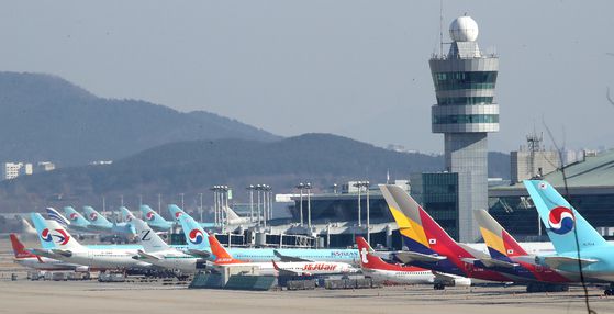 인천국제공항 주기장에 대기 중인 각 항공사 여객기들. 사진 뉴스1