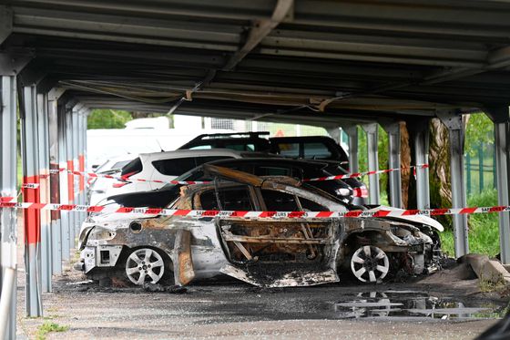 지난달 15일(현지시간) 괴한들의 공격으로 타라스콩 교도소 앞에서 불탔던 차량들. AFP=연합뉴스