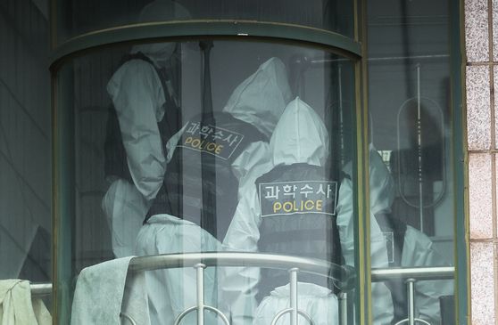 19일 경기 시흥의 편의점과 체육공원 등에서 50대 중국동포가 시민 2명을 잇달아 흉기로 찌르는 사건이 발생해 경찰이 수사에 나선 가운데 용의자의 자택과 그 주변에서 시신 2구가 발견됐다.   사진은 편의점 인근 건물에서 과학수사대원들이 감식을 위해 이동하는 모습. 연합뉴스