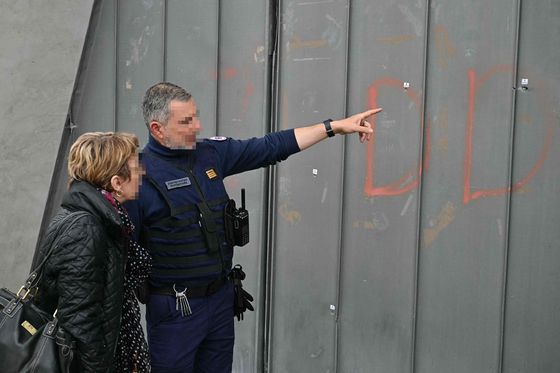 4월 15일(현지시간) 프랑스 남부 툴롱 인근 라팔레드에 위치한 툴롱 라팔레드 교도소의 한 교도소 담당자가 문에 난 총탄 자국을 확인하고 있다.AFP=연합뉴스