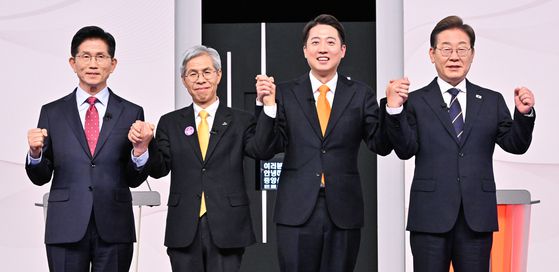 이재명 더불어민주당·이준석 개혁신당·권영국 민주노동당·김문수 국민의힘 대선 후보(오른쪽 부터)가 중앙선거방송토론위원회 주관으로 18일 서울 상암동 SBS 프리즘센터 스튜디오에서 열린 제21대 대선 1차 후보자 토론회에서 기념 촬영을 하고 있다. 국회사진기자단