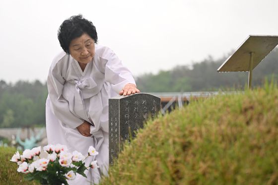 '고교생 5·18시민군' 고(故) 문재학 열사의 어머니 김길자 여사가 지난 17일 오전 광주 북구 운정동 국립5·18민주묘지에서 문 열사의 묘소를 참배하고 있다. 뉴시스