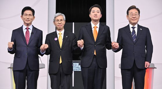 국민의힘 김문수(왼쪽부터)·민주노동당 권영국·개혁신당 이준석·더불어민주당 이재명 대선후보가 18일 서울 마포구 상암동 SBS 프리즘센터 스튜디오에서 열린 제21대 대선 1차 후보자 토론회 시작에 앞서 기념촬영을 하고 있다. 국회사진기자단=연합뉴스