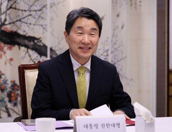 이주호 대통령 권한대행 부총리 겸 교육부 장관이 19일 정부서울청사에서 경제안보전략 간담회를 하고 있다. 연합뉴스