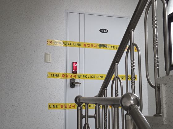 경찰이 ‘시흥 흉기 살인 사건 피의자’로 57세 차철남을 공개수배했다. 사진은 경기 시흥 정왕동 소재 범행 장소. 박종서 기자