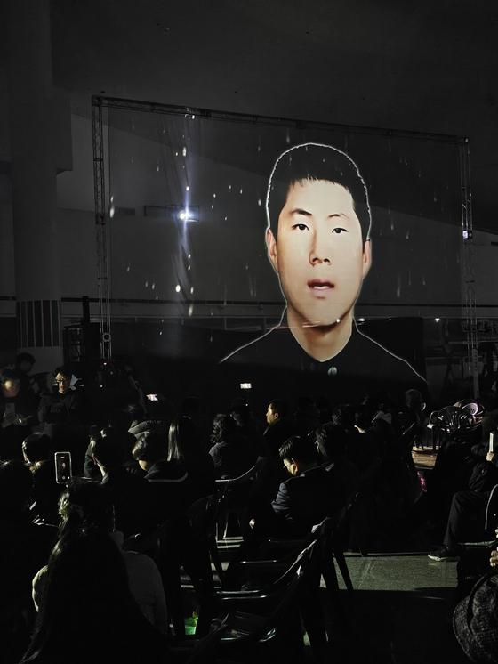 지난해 12월 11일 광주시청에서 '소년이 온다'의 주인공 '동호'의 모티브인 5·18 학생 시민군 고 문재학 열사의 생전 모습이 홀로그램으로 펼쳐지고 있다. 뉴스1