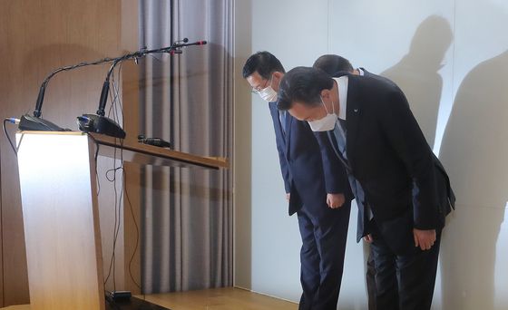 허영인 SPC그룹 회장(오른쪽)을 비롯한 계열사 관계자들이 지난 2022년 10월 21일 오전 서울 서초구 SPC그룹 양재사옥에서 열린 계열사 SPL에서 발생한 사고 관련 대국민 사과 및 재발방지 대책 기자회견에서 고개 숙여 사과하고 있다. 뉴스1