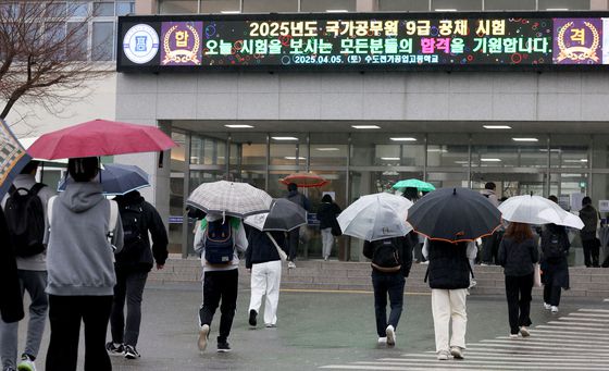 국가공무원 9급 공개경쟁채용 필기시험이 치러진 지난 4월 5일 수험생들이 서울 강남구의 한 시험장으로 입실하고 있다. [뉴스1]