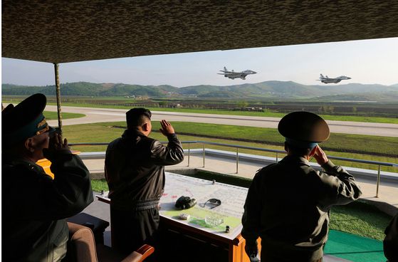 북한 노동당 기관지 노동신문은 17일 "경애하는 김정은동지께서 5월 15일 조선인민군 근위 제1공군사단 관하 비행연대를 방문하시고 공군비행대들의 반항공전투 및 공습훈련을 지도했다"고 보도했다. 노동신문=뉴스1