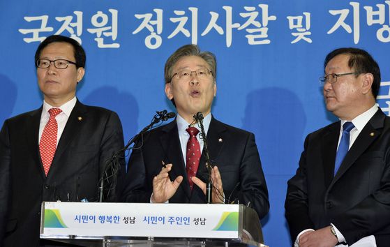 이재명 더불어민주당 대선 후보가 지난 17일 오후 광주 서구 김대중컨벤션센터 광장에서 열린 선거 유세에서 이 후보 지지를 선언한 김용남 전 새누리당(현 국민의힘) 의원의 손을 잡고 있다. 김성룡 기자