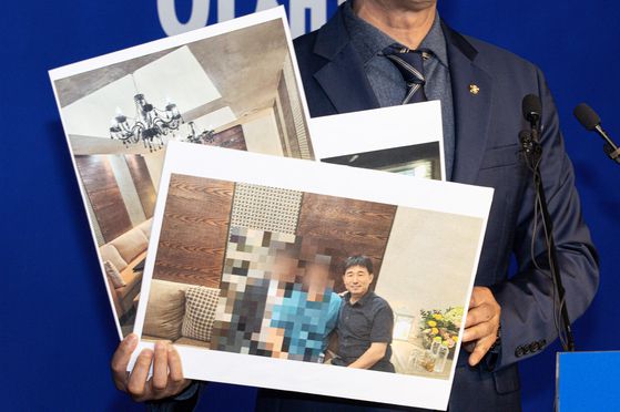 더불어민주당은 19일 윤석열 전 대통령의 내란 우두머리 혐의 재판을 담당하고 있는 지귀연 서울중앙지법 부장판사의 룸살롱 접대 의혹과 관련한 사진을 공개했다. 뉴스1