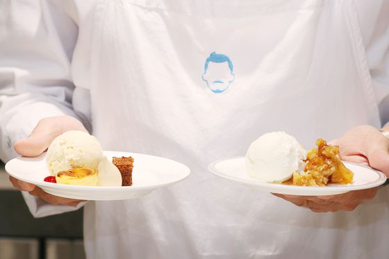 19일 서울 강남구 벤슨 크리머리 서울 테이스팅 라운지에서 저스틴 리 셰프가 프리미엄 아이스크림 브랜드 '벤슨'의 제품을 활용한 디저트 메뉴를 소개하고 있다. 연합뉴스