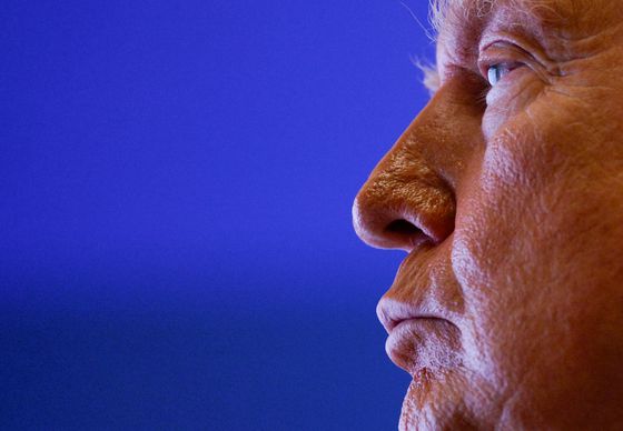 도널드 트럼프 미국 대통령이 지난 16일(현지시간) 아랍에미리트 아부다비에서 열린 비즈니스 포럼에 참석한 모습. 그는 이 자리에서 "관세 협상에 응하지 않으면 베센트 장관의 관세통보 '서한'을 받게될 것"이라고 말했다. 로이터=연합뉴스