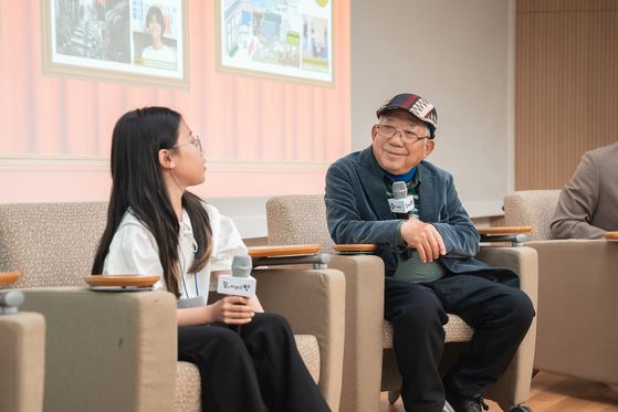 제10회 CJ도너스캠프 문예공모전에 심사위원으로 참여한 나태주 시인이 수상자와 이야기를 나누고 있다. 사진 CJ나눔재단
