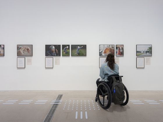 알레시아 네오의 '돌봄 색인: 돌봄의 무보(舞譜)'를 보는 관람객. 전시 작품은 눈높이를 맞춰 걸었고 바닥에 점자 블록을 설치했다. 사진 국립현대미술관