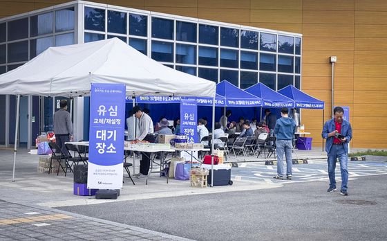 20일 SK텔레콤은 '고객 안심패키지'를 마련했다고 밝혔다.  사진은 지난 19일 전남 신안군 신안국민체육센터에서 진행된 찾아가는 서비스 모습. SK텔레콤