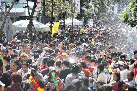 지난달 13일(현지시간) 태국 방콕에서 송크란 축제를 축하하며 사람들이 서로에게 물을 뿌리고 있다. 신화=연합뉴스