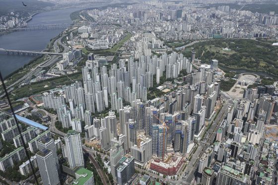 이번 21대 대선 후보들의 공통적인 부동산 공약이 재건축,재개발 활성화다. 사진은 재건축 공사가 진행 중인 서울 잠실 일대 아파트 밀집지역. [뉴시스]