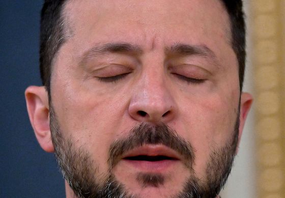 블라디미르 푸틴 러시아 대통령이 19일(현지시간) 러시아 소치 외곽 시리우스 과학 예술 공원에서 도널드 트럼프 미국 대통령과 전화 통화와 관련한 언급을 하며 미소를 짓고 있다. AP=연합뉴스