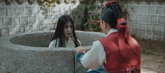 '귀궁'의 수살귀(송수이). 물귀신의 다른 말로, 물에 들어온 사람들을 끌어들여 익사시킨다고 알려진 귀신이다. 여리는 중궁전 후원 우물에 사는 수살귀를 통해 팔척귀의 정체를 알게 된다. 사진 SBS