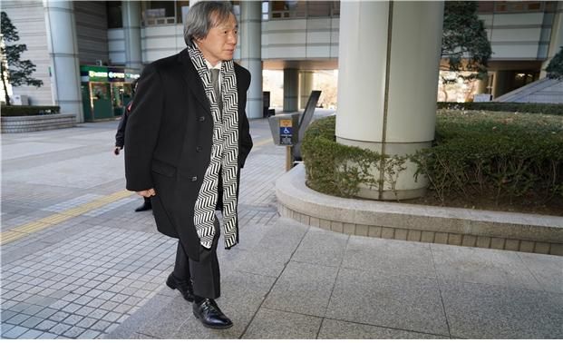 정기석 국민건강보험공단 이사장이 지난 1월 15일 서울고등법원에서 열린 건보공단 담배회사 상대 손해배상 소송 항소심 11차 변론기일에 출석하고 있다. 연합뉴스