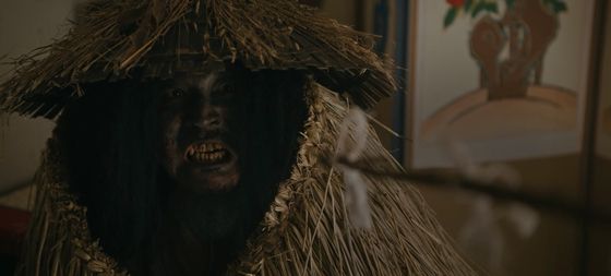 '귀궁' 속 외다리귀(이태검). 초반에 등장한 외다리귀는 안경 장인 여리의 고객인 최원우(안내상)의 집에 지내며 원한을 갖고 딸을 괴롭힌다. 시청자들은 여리를 통해 외다리귀의 사연을 듣게 되고, 위로를 기반으로 퇴마하는 과정을 지켜보게 된다. 사진 SBS