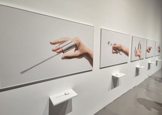 부산현대미술관 전시 '열 개의 눈'에 나온 라움콘의 '한 손 프로젝트'. 뇌출혈 이후 왼손을 쓰게 된 작가가 스스로 식사할 수 있게 고안한 수저다. 관객들도 착용해볼 수 있다. 부산=권근영 기자