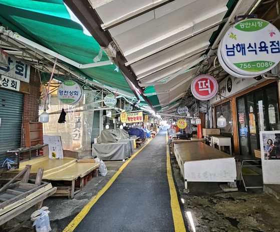 주말에도 문이 닫혀 있는 부산 광안시장의 모습. 김정재 기자