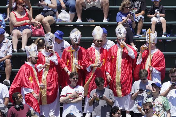 16일(현지시간) 미국 시카고 화이트삭스 팬들이 리글리필드에서 열린 시카고 컵스와 경기에서 교황 레오 14세 복장을 하고 응원하고있다.로이터=연합뉴스